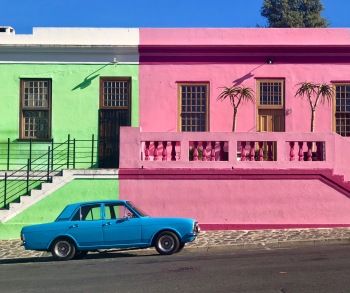 maisons colorés avec vieille voiture bleue au premier plan