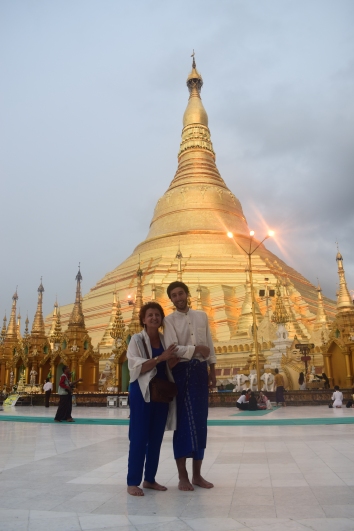 Fatim et Etienne au temple Shwedagon